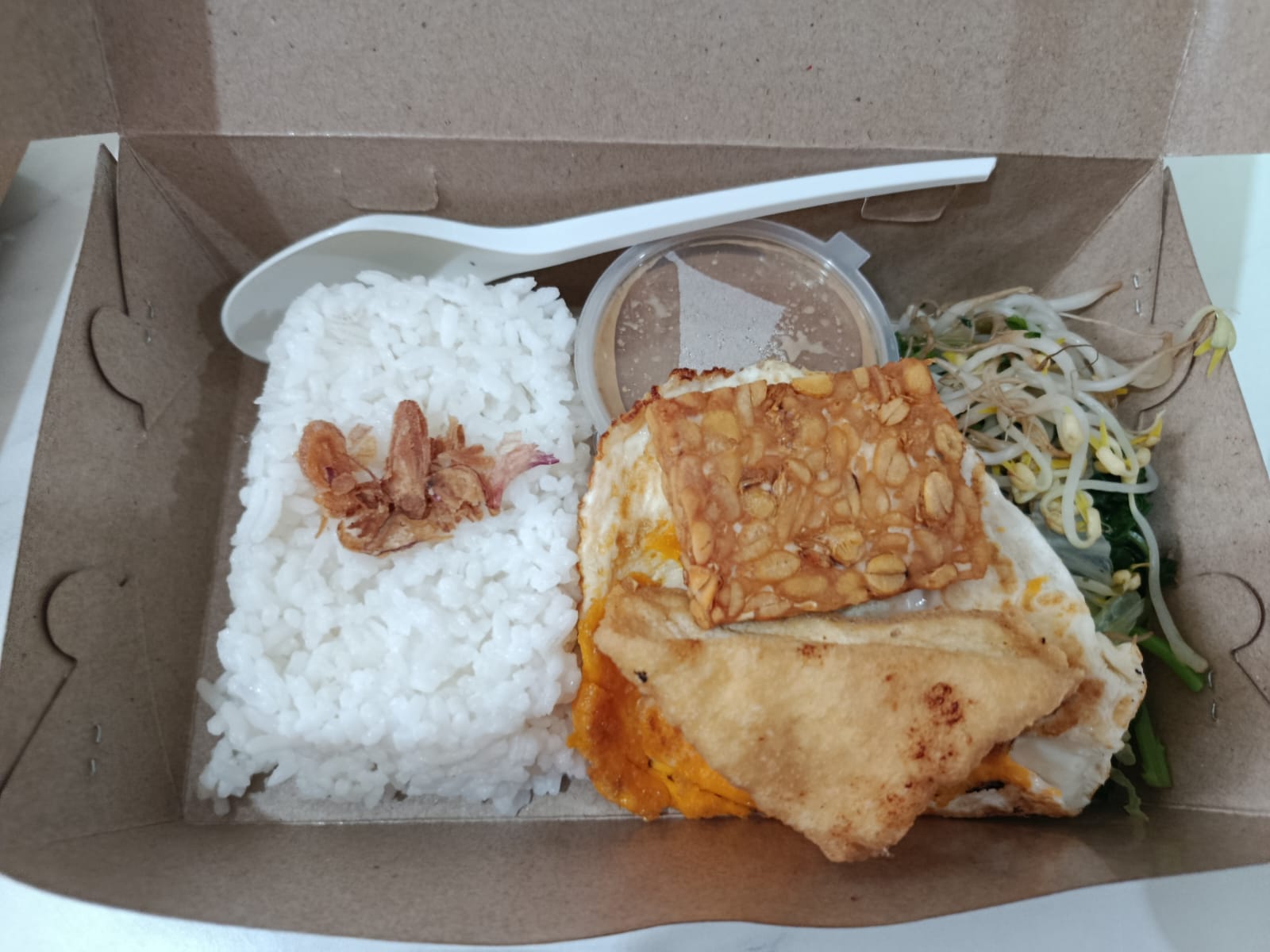 Paket nasi pecel dan es teh
