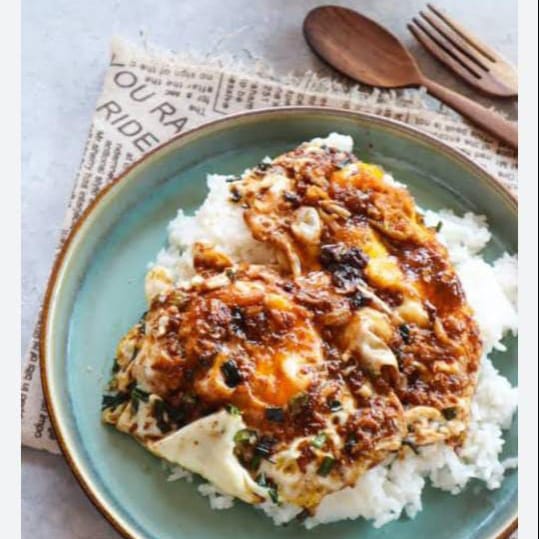 Paket nasi telur Pontianak sambal kecap dan es teh 