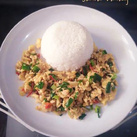 Paket nasi telur sambal bawang terasi Pontianak dan es teh 